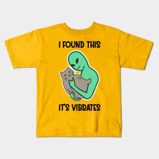 Alien Petting Cat Purrs I Found This It's Vibrates Kids T-Shirt